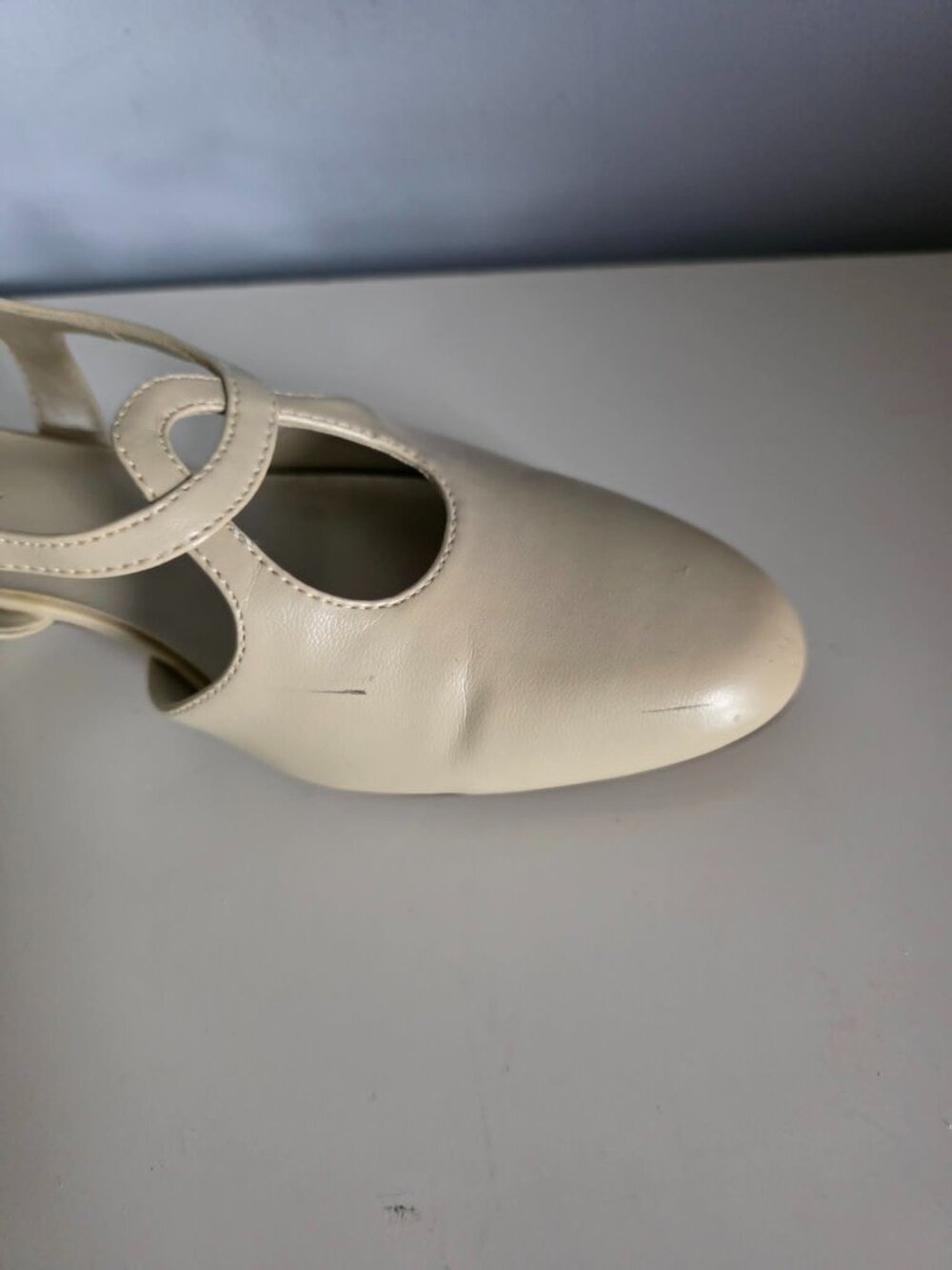 "JENNIE" Cream/Beige Cutout T-Strap Slingback Pumps. 7.5 - Picture 3 of 13